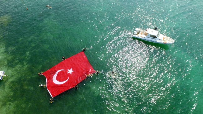 Su altı sporcuları Zafer Bayramı'nı sahilde Türk bayrağı açarak kutladı