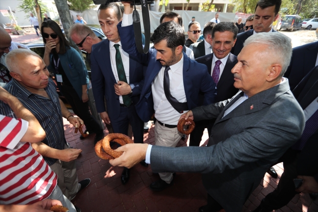 TBMM Başkanı Yıldırım vatandaşlara simit dağıttı