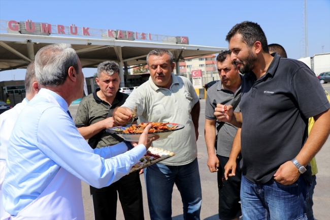 Kapıkule'de gurbetçilere tava ciğer, tatlı, müzikli uğurlama