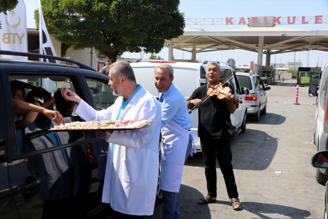 Kapıkule'de gurbetçilere tava ciğer, tatlı, müzikli uğurlama