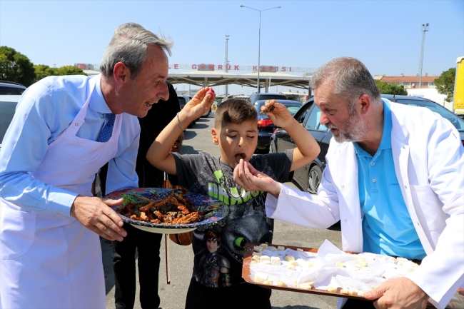 Kapıkule'de gurbetçilere tava ciğer, tatlı, müzikli uğurlama