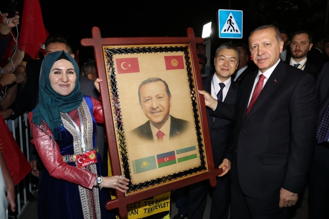 Cumhurbaşkanı Erdoğan'a Kırgızistan'da sevgi gösterisi