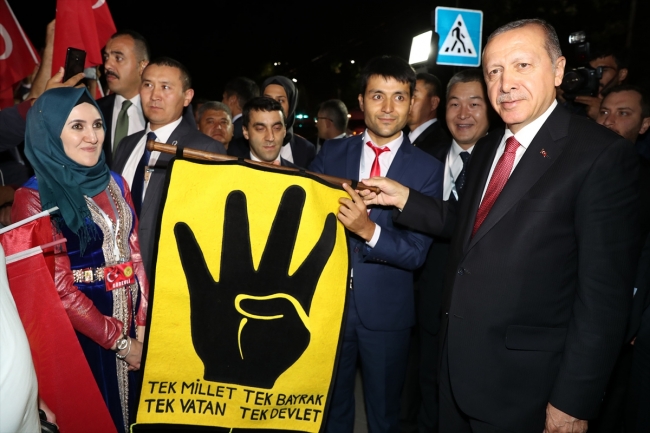 Cumhurbaşkanı Erdoğan'a Kırgızistan'da sevgi gösterisi