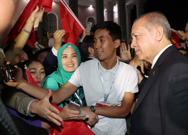 Cumhurbaşkanı Erdoğan'a Kırgızistan'da sevgi gösterisi