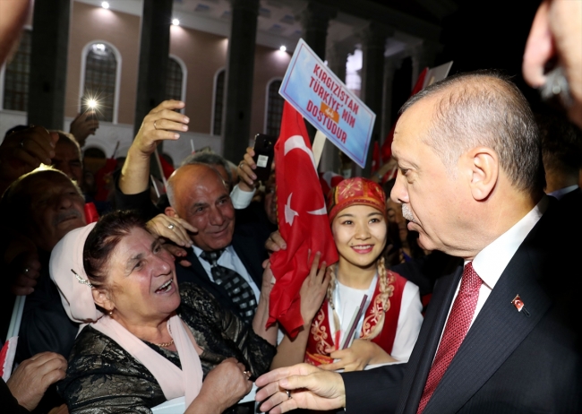 Cumhurbaşkanı Erdoğan'a Kırgızistan'da sevgi gösterisi