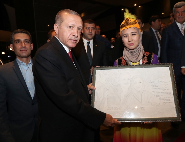 Cumhurbaşkanı Erdoğan'a Kırgızistan'da sevgi gösterisi