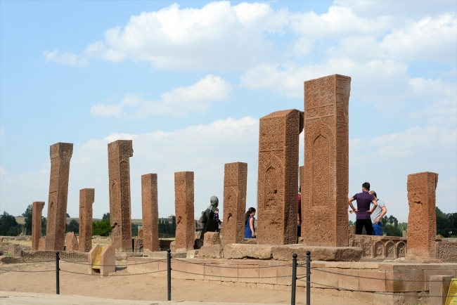 Malazgirt Zaferi etkinlikleri Ahlat'a ilgiyi artırdı