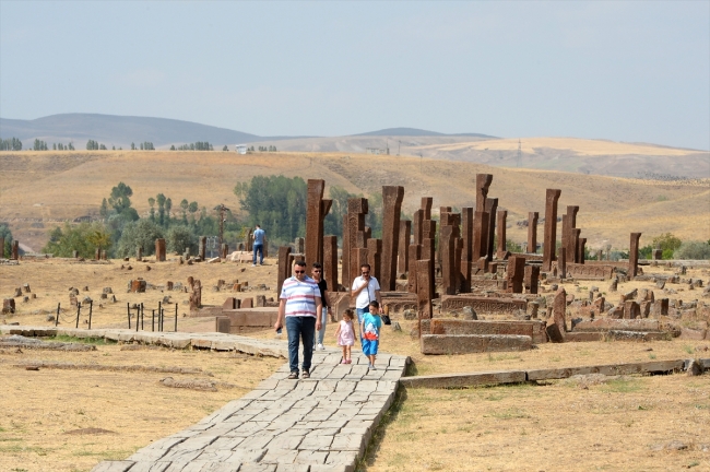 Malazgirt Zaferi etkinlikleri Ahlat'a ilgiyi artırdı