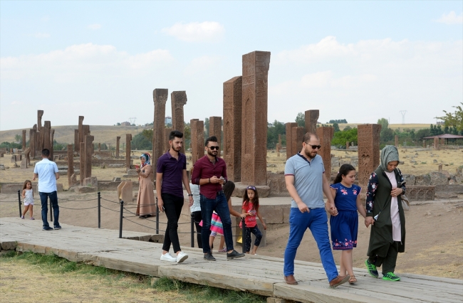 Malazgirt Zaferi etkinlikleri Ahlat'a ilgiyi artırdı