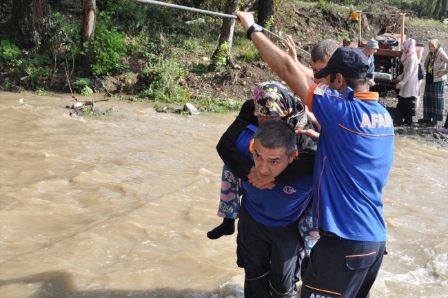 AFAD personeli yaşlı hastayı sırtında taşıdı