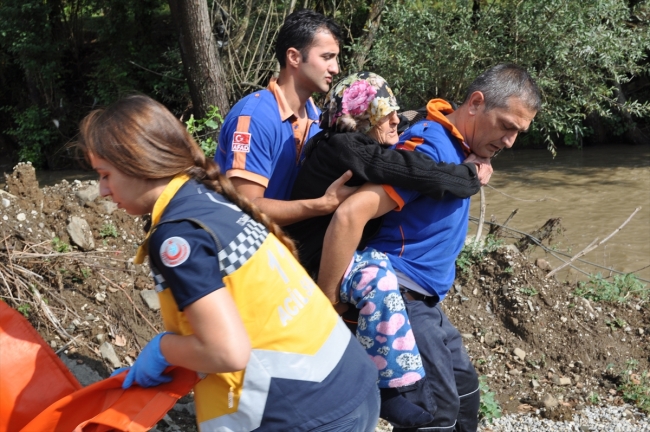 AFAD personeli yaşlı hastayı sırtında taşıdı