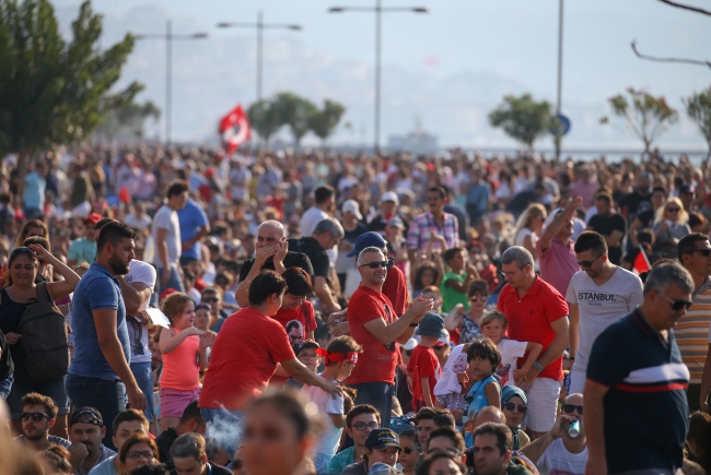 Türk Yıldızları'ndan İzmir'de muhteşem gösteri