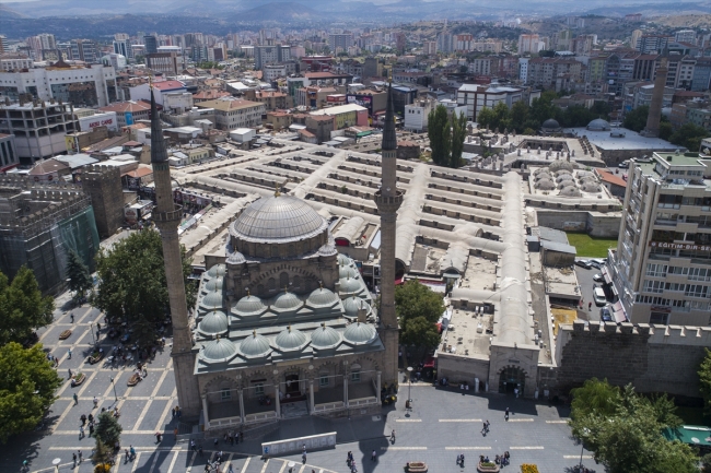 800 yıllık Kayseri Kapalı Çarşı ticaretteki canlılığını koruyor