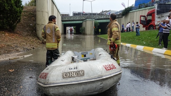 İstanbul'da şiddetli yağış hava ve kara ulaşımını aksattı