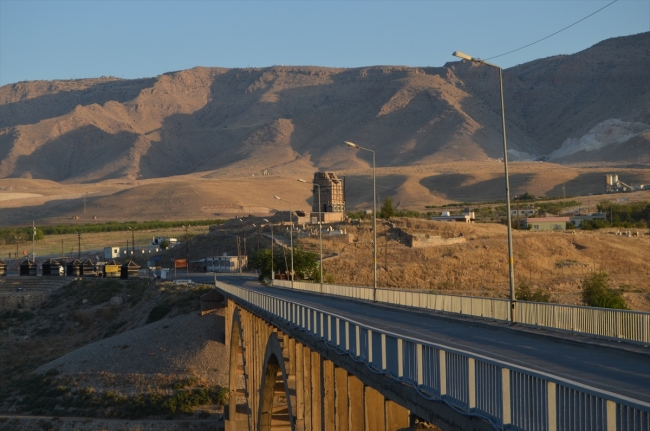 Tarihi zaviyenin minaresi de yeni yerine taşındı