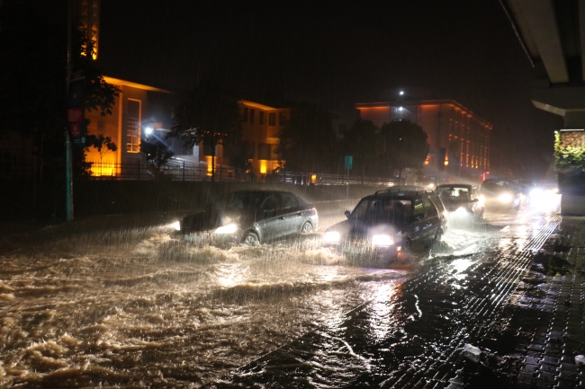 Yalova'da sağanak hayatı olumsuz etkiledi