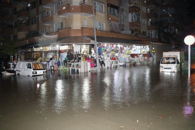 Yalova'da sağanak hayatı olumsuz etkiledi