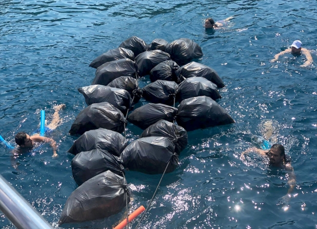 Fethiye'de ada ve koylarda çevre temizliği