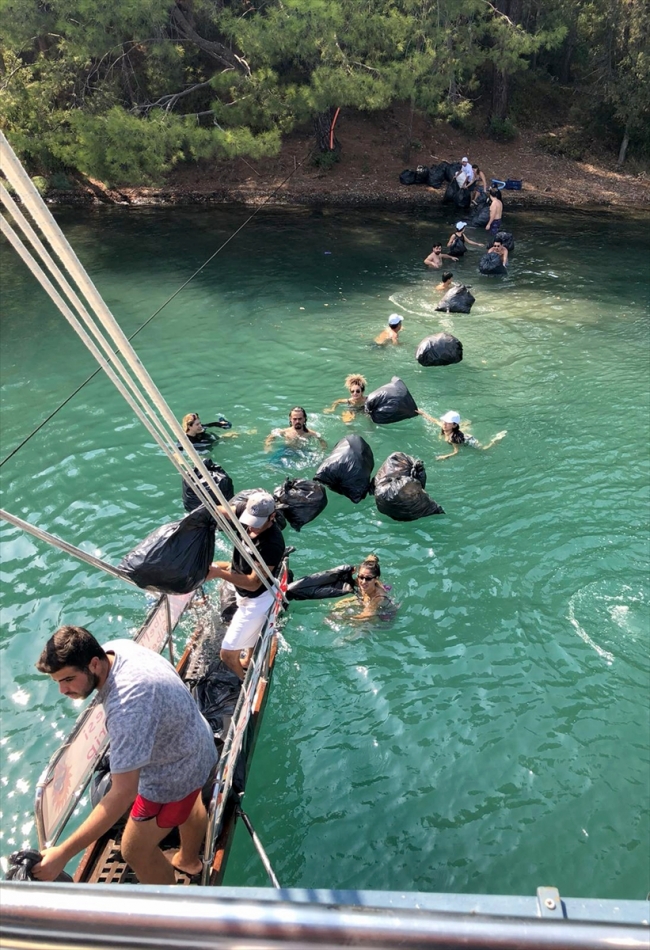 Fethiye'de ada ve koylarda çevre temizliği