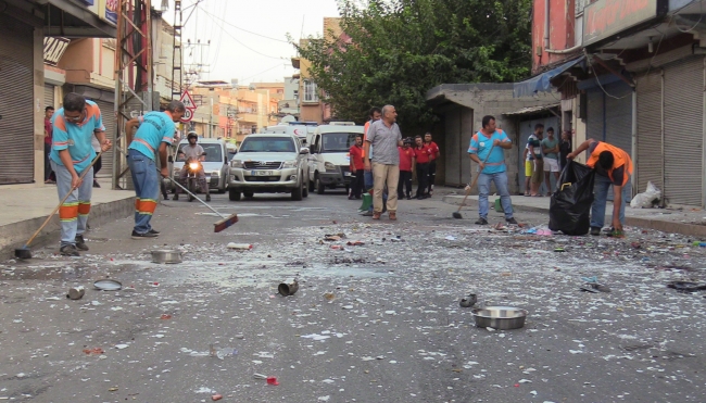 Evindeki eşyaları dışarı atan adam yolu trafiğe kapattı