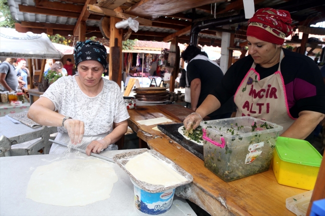 Tarihi evlerin gölgesinde kadınların kurduğu yöresel pazar