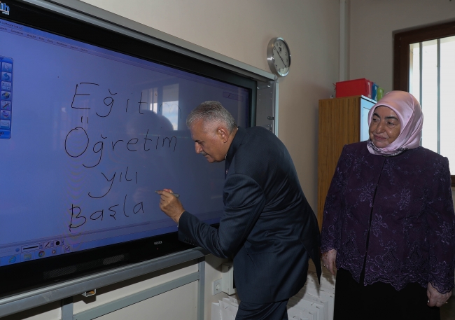 TBMM Başkanı Yıldırım: Değerlerinize yabancılaşırsanız öğrendiğiniz ilmin hiçbir faydası olmaz