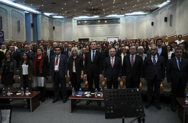 Bakan Selçuk'tan "parlayan nesneler sendromu çağı" uyarısı