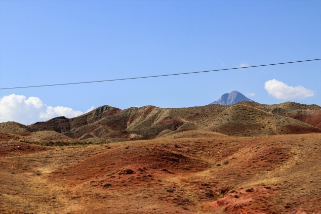 Farklı renk tonlarını içeren ender güzellik: Iğdır Gökkuşağı Tepeleri