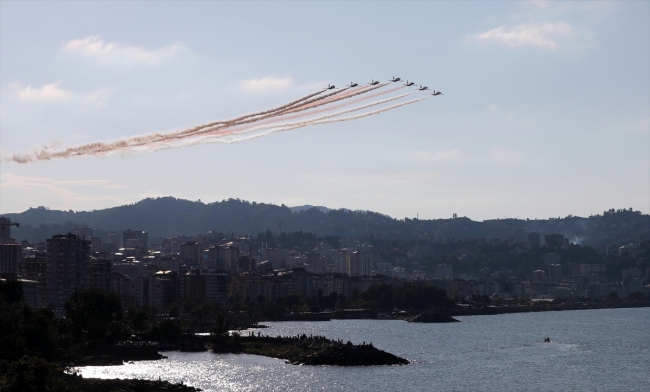 Türk Yıldızları'ndan Rize'de gösteri