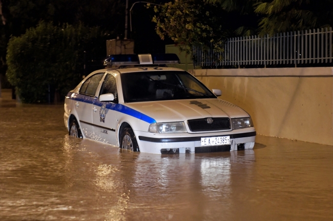 Yunanistan tropik fırtına "Zorba" ile mücadele ediyor