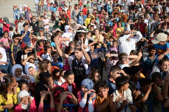 Savaş mağduru çocukların yüzünü güldürdüler