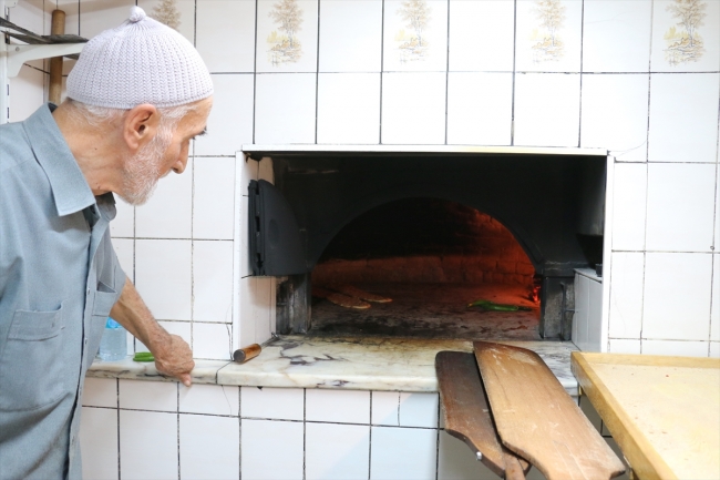 Konya'nın 62 yıllık etli ekmek ustası