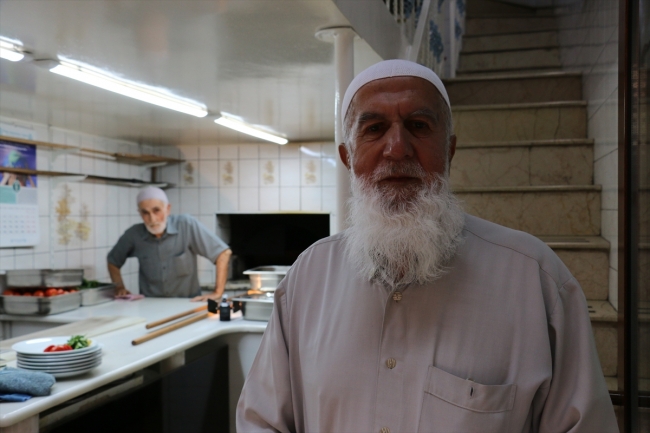 Konya'nın 62 yıllık etli ekmek ustası