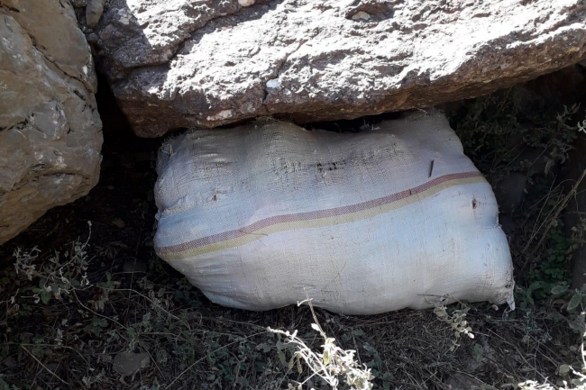 Elazığ'da kayalıklara gizlenmiş 32 kilogram esrar ele geçirildi