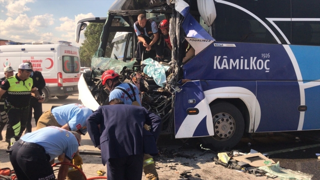 Balıkesir'de yolcu otobüsü temizlik aracına çarptı: 1 ölü, 17 yaralı