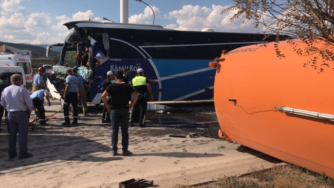 Balıkesir'de yolcu otobüsü temizlik aracına çarptı: 1 ölü, 17 yaralı