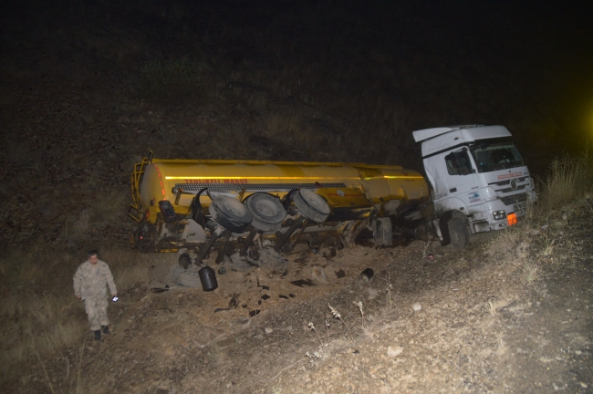 Ağrı'da akaryakıt tankeri ile otomobil çarpıştı: 2 ölü, 1 yaralı