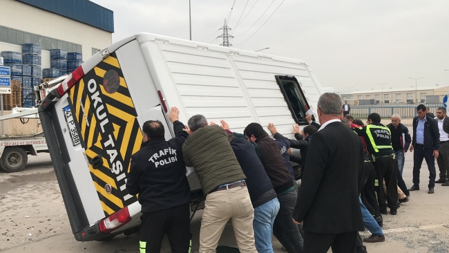 Kocaeli'de işçi servisi ile otomobil çarpıştı: 16 yaralı