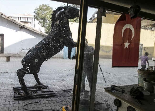 Hurda malzemelerden at heykeli yaptı