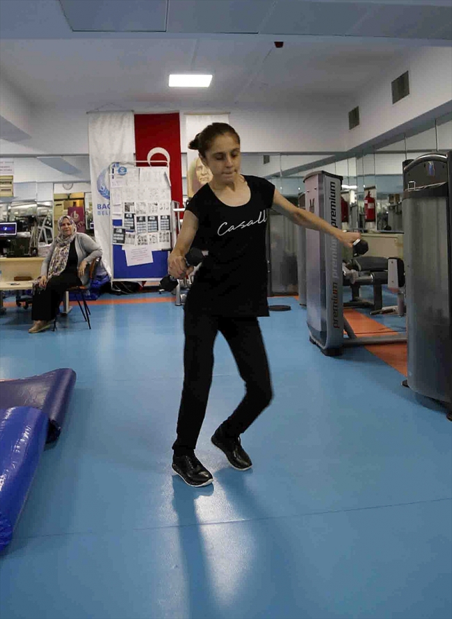 Emekleyerek gittiği spor salonundan yürüyerek çıktı