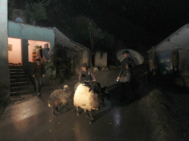 Hakkari'de sağanak taşkınlara neden oldu