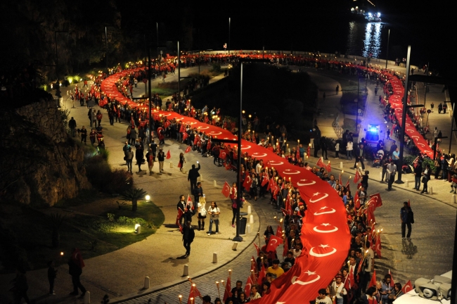 Fener alayında 600 metrelik Türk bayrağı açıldı