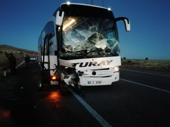 Sivas'ta yolcu otobüsü hafif ticari araçla çarpıştı: 2 ölü