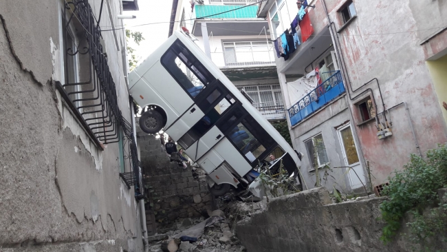 Yolcu minibüsü iki bina arasındaki boşluğa uçtu: 20 yaralı