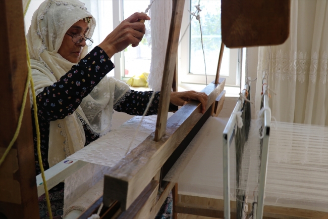 İbecikli kadınlar geleneksel düğün kıyafetlerini süs bebeklerle yaşatıyor