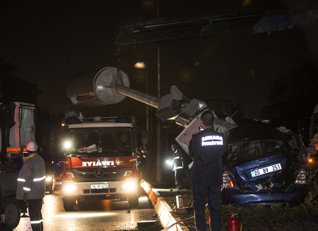 Otomobilin çarptığı baz istasyonu itfaiye aracının üstüne devrildi