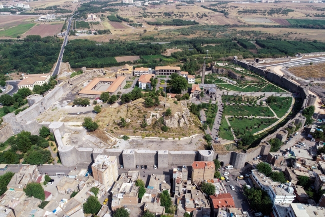 Diyarbakır Sur'da su kanalı ve tünel bulundu