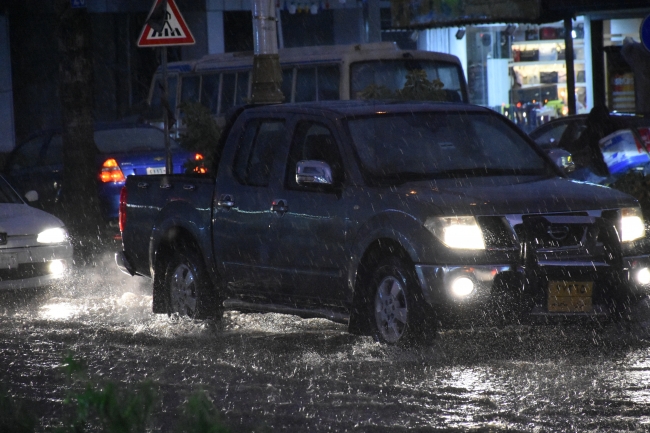 Kerkük'te şiddetli yağış hayatı olumsuz etkiledi