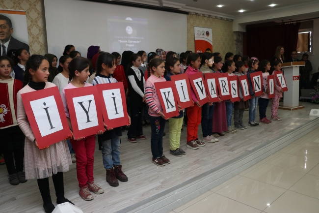 Bakan Selçuk kendisine mektupla ulaşan Tutak'taki öğretmenlerle buluştu