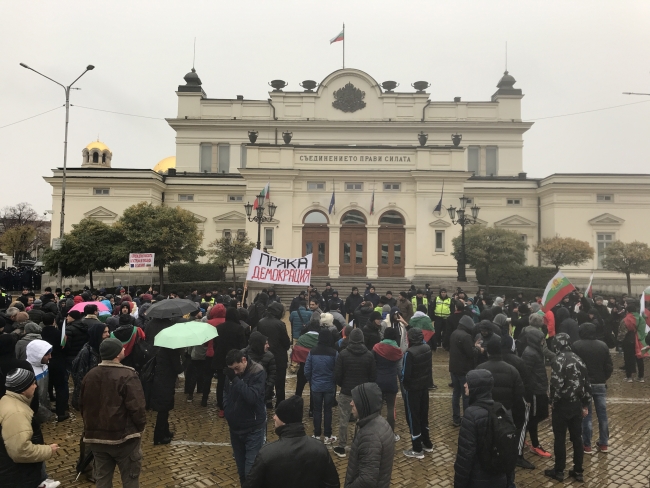 Bulgaristan'da göstericiler sınır kapılarını ve otoyolları trafiğe kapadı